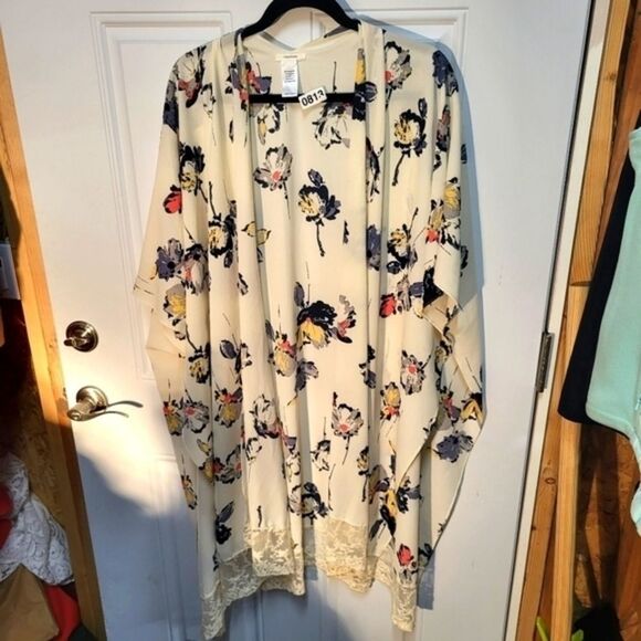 Maurices long‎ length floral kimono with embroidered lace and crochet fringe - Picture 2 of 9